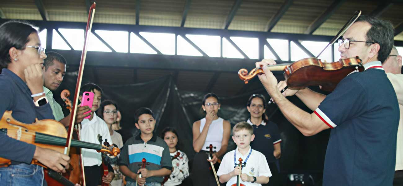 Jhonny Mendoza en la Emmae